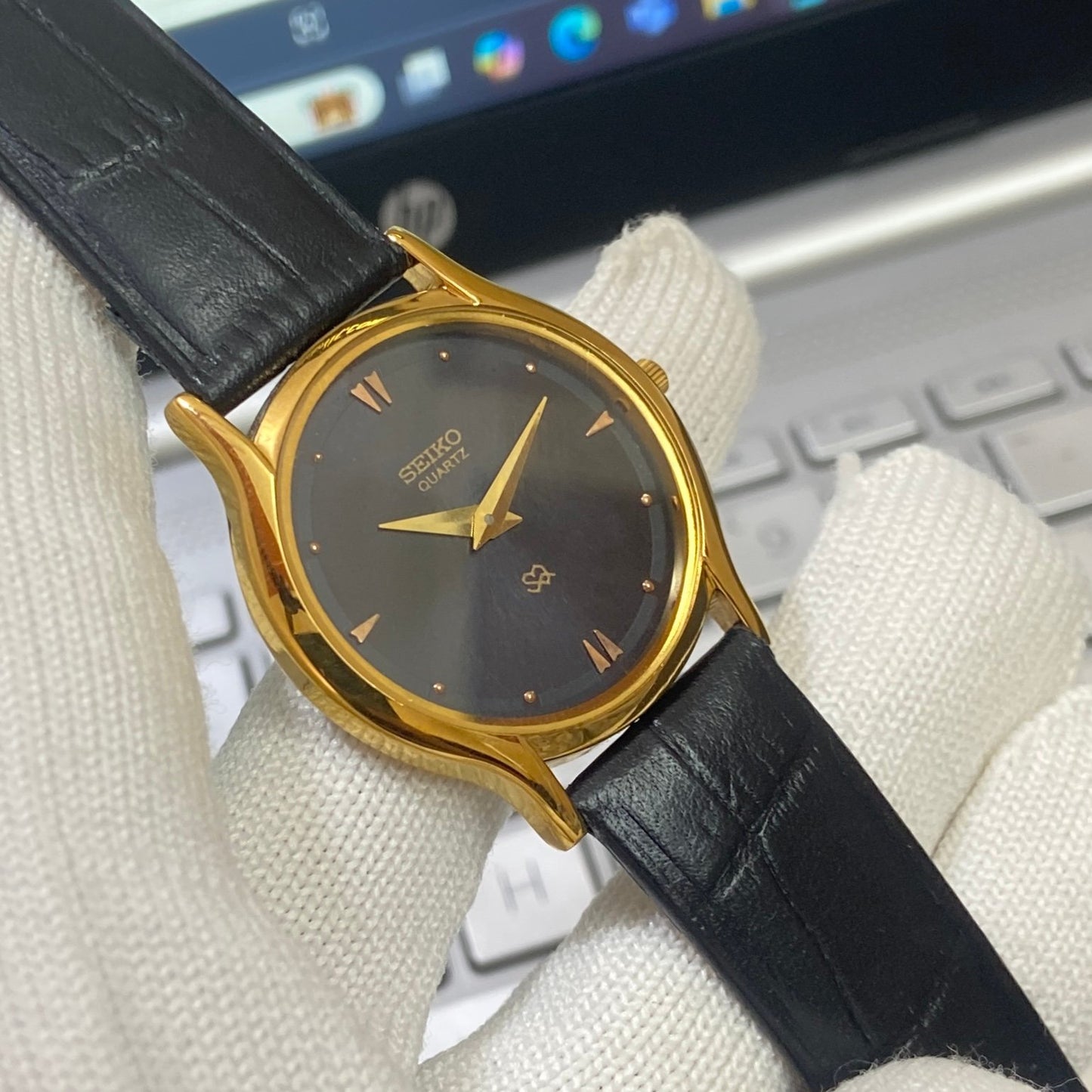 Vintage Seiko Slim Quartz Black Face Black Band Men's Wrist Watch C15