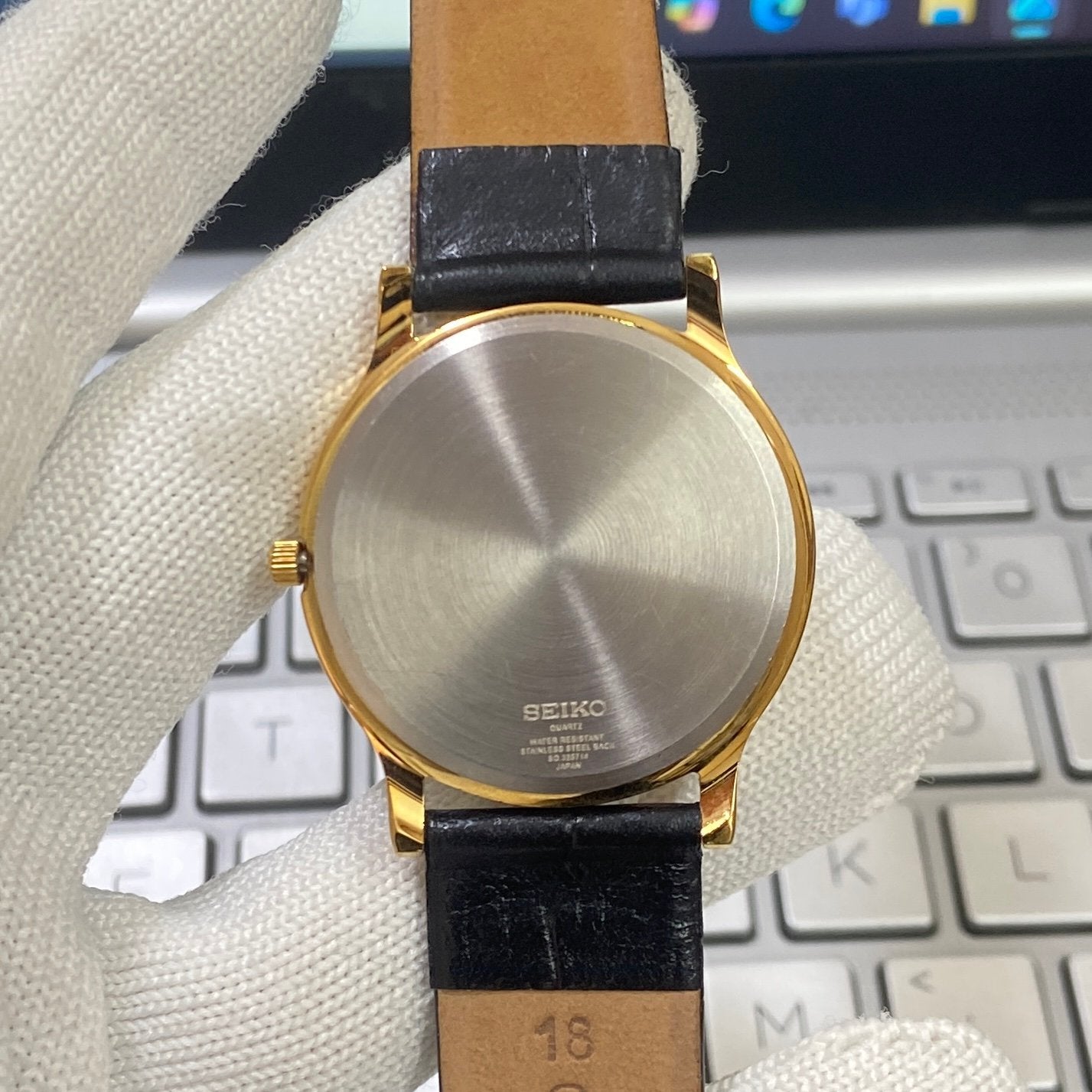 Vintage Seiko Slim Quartz Black Face Black Band Men's Wrist Watch C15