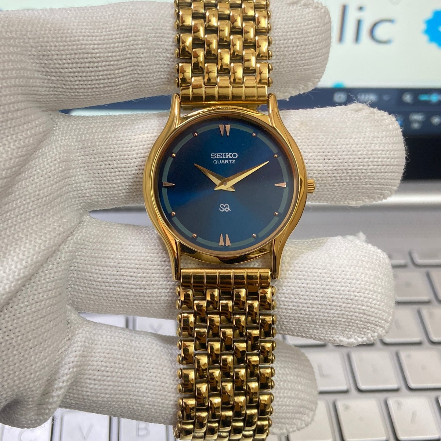 Vintage Seiko Slim Quartz Blue Face Golden Looser Chain Not Adjustable Men's Wrist Watch C19