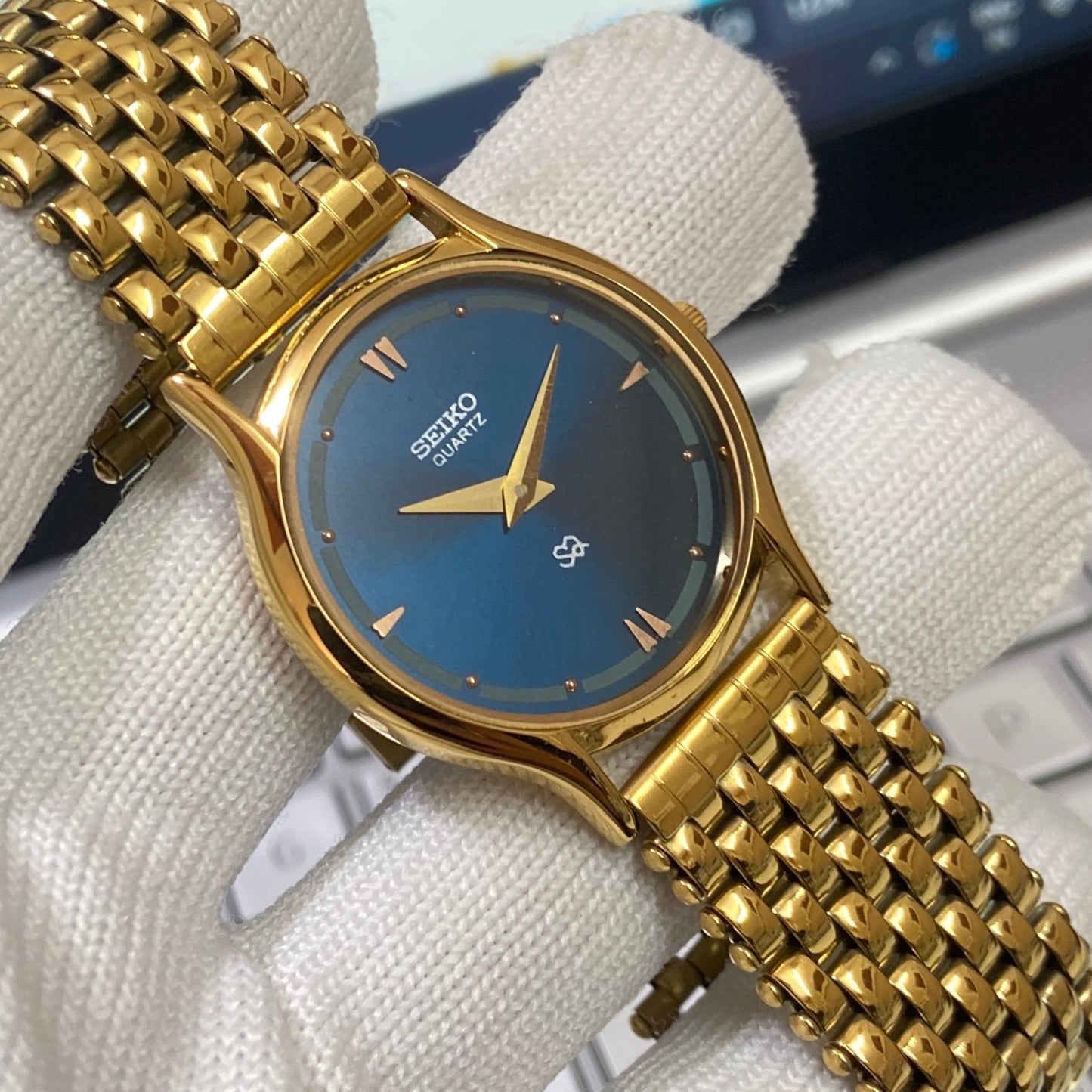 Vintage Seiko Slim Quartz Blue Face Golden Looser Chain Not Adjustable Men's Wrist Watch C19