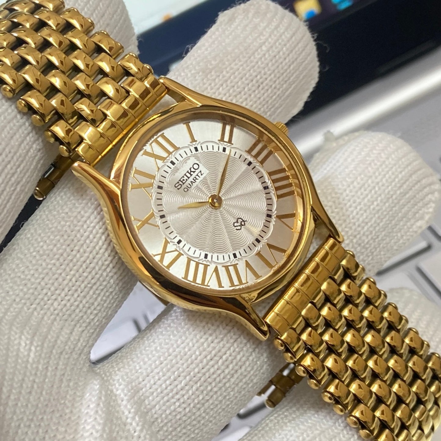 Vintage Seiko Slim Quartz Silver Face Golden Looser Chain Not Adjustable Men's Wrist Watch C21