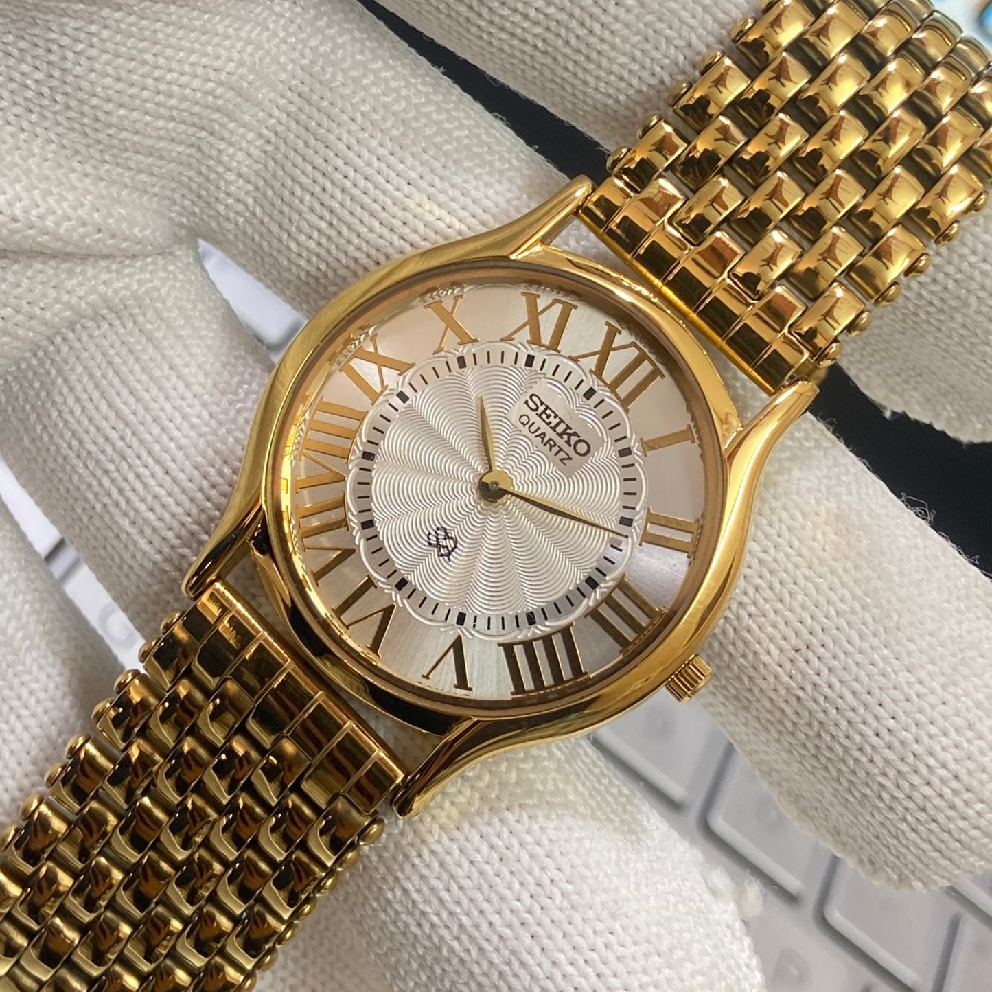 Vintage Seiko Slim Quartz Silver Face Golden Looser Chain Not Adjustable Men's Wrist Watch C21