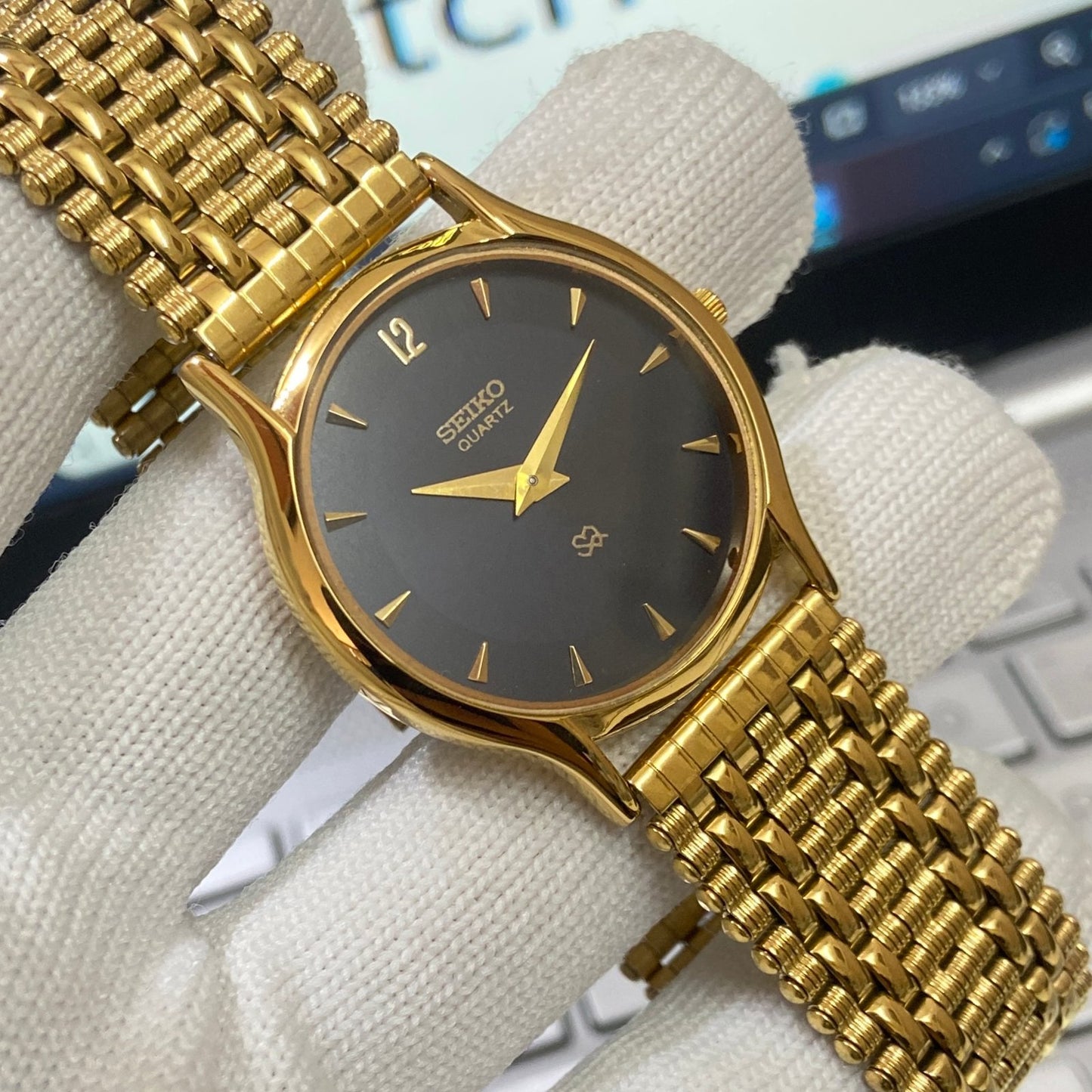 Vintage Seiko Slim Quartz Black Face Golden Looser Chain Not Adjustable Men's Wrist Watch C22