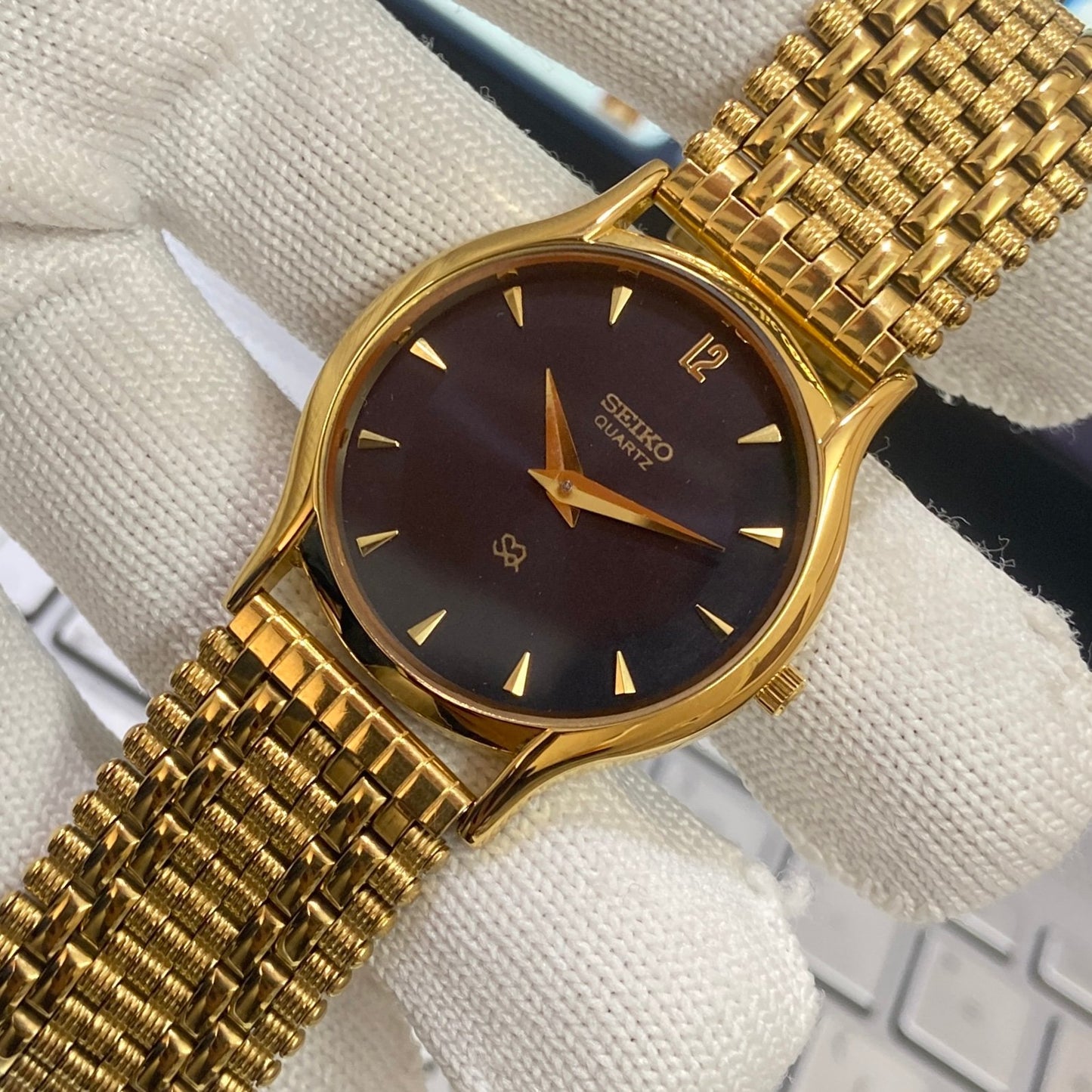 Vintage Seiko Slim Quartz Black Face Golden Looser Chain Not Adjustable Men's Wrist Watch C22