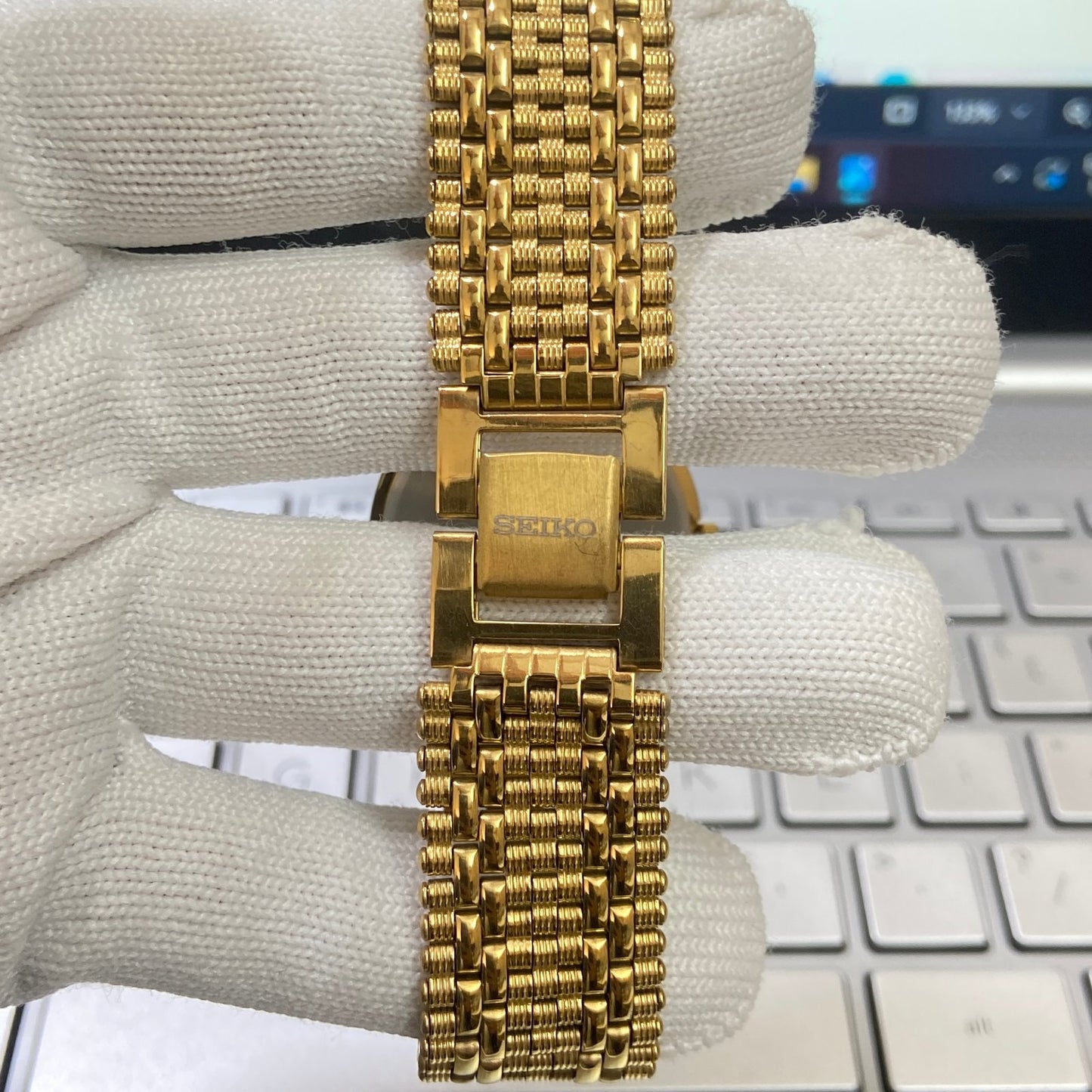 Vintage Seiko Slim Quartz Black Face Golden Looser Chain Not Adjustable Men's Wrist Watch C22