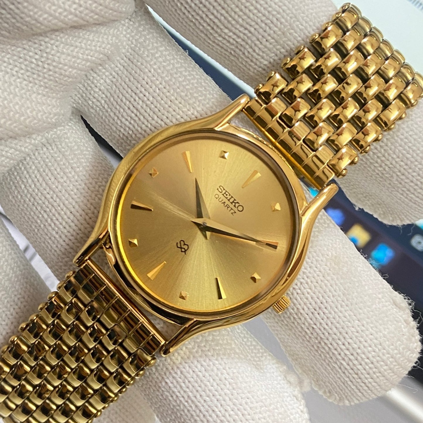 Vintage Seiko Slim Quartz Golden Face Golden Looser Chain Not Adjustable Men's Wrist Watch C23