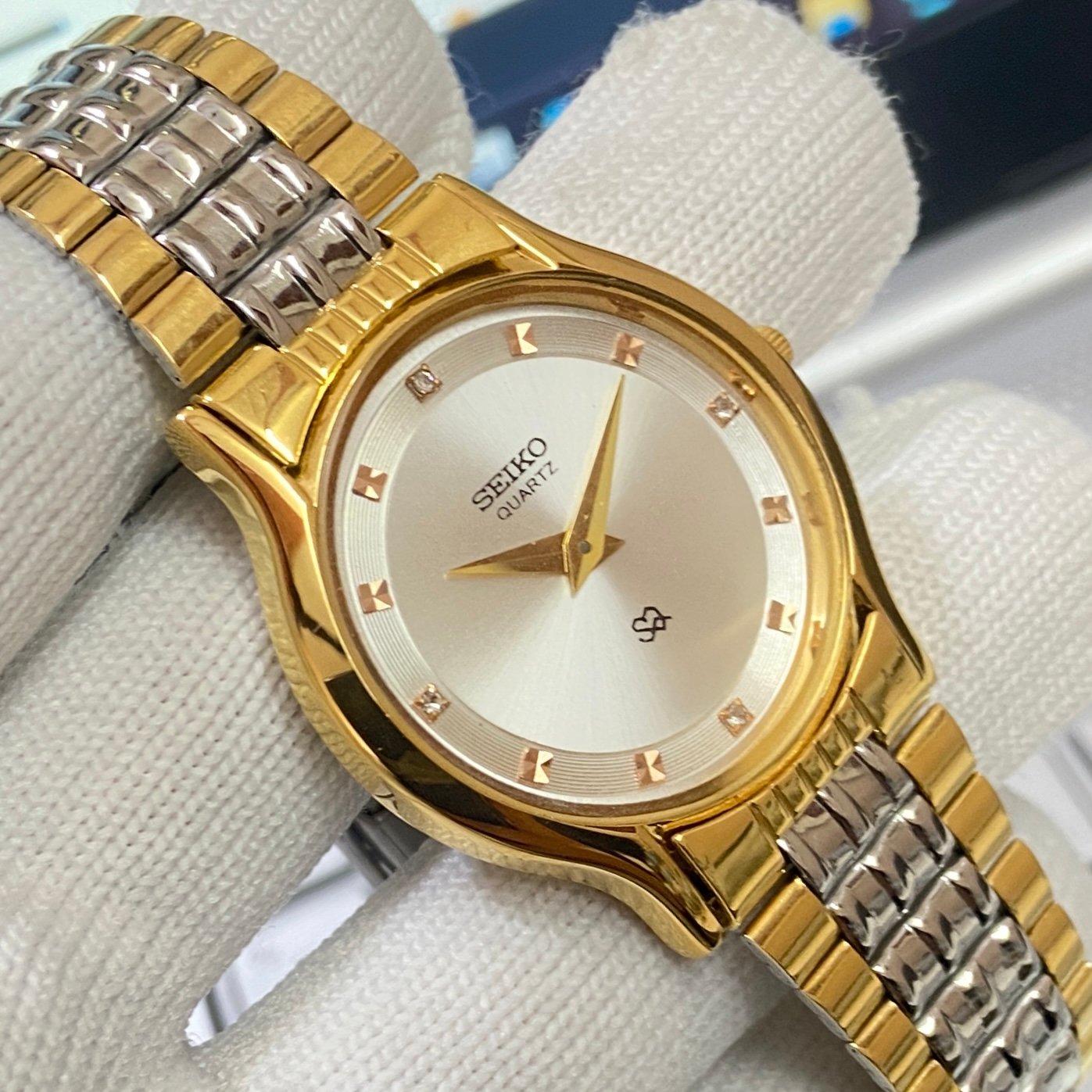 Vintage Seiko Slim Quartz Silver Face Two Tone Men's Wrist Watch C24