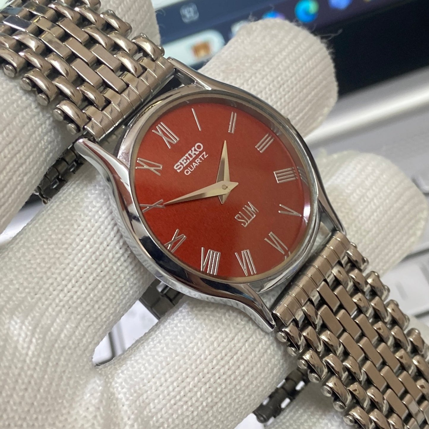 Vintage Seiko Slim Quartz Red Face Silver Looser Chain Not Adjustable Men's Wrist Watch C25
