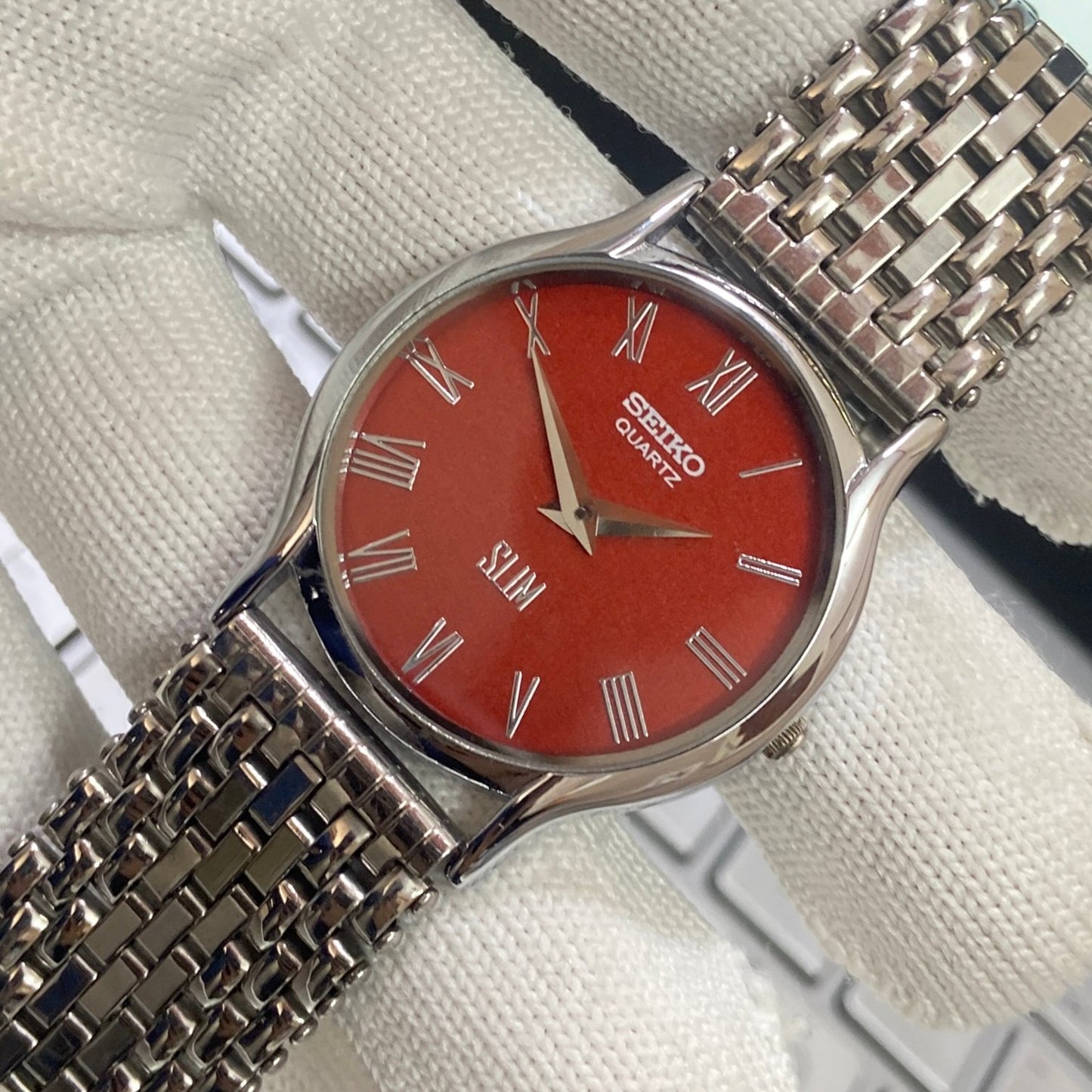 Vintage Seiko Slim Quartz Red Face Silver Looser Chain Not Adjustable Men's Wrist Watch C25