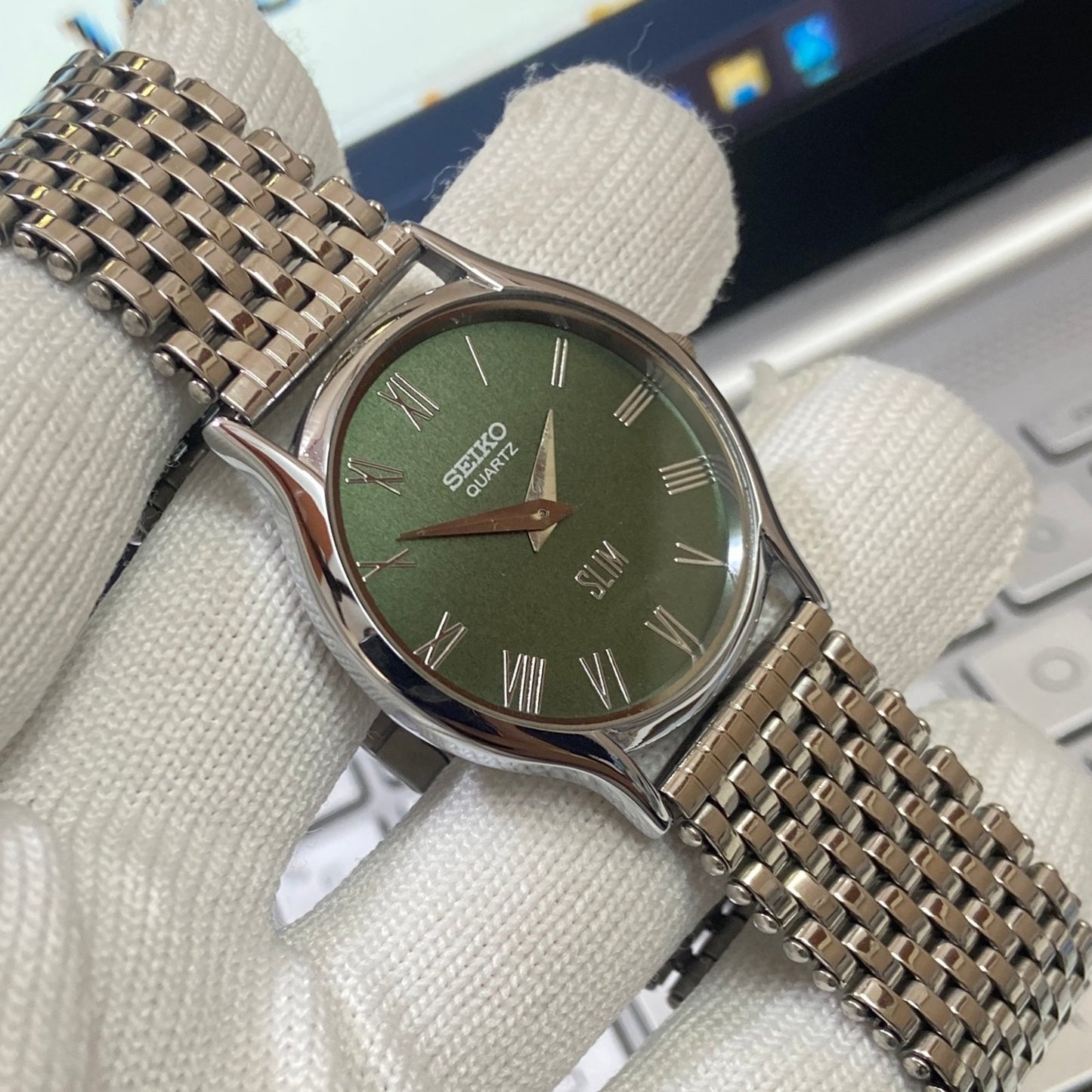 Vintage Seiko Slim Quartz Green Face Silver Looser Chain Not Adjustable Men's Wrist Watch C26