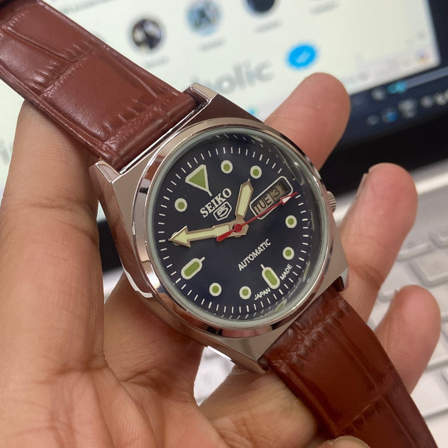 Vintage Seiko 5 Automatic 21 Jewels Cal. 7019 Blue Face Brown Band Men's Wrist Watch D16