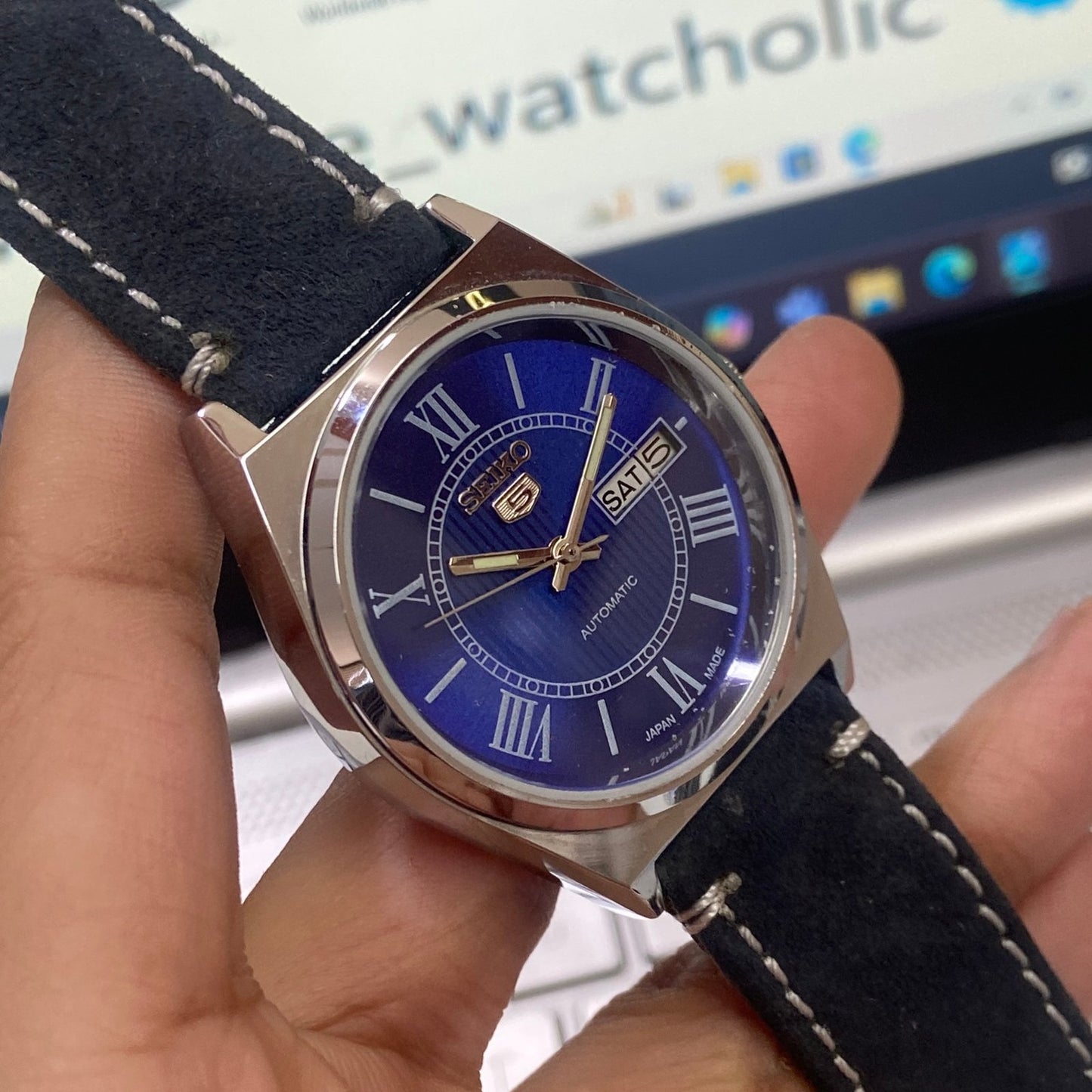 Vintage Mod Seiko 5 Automatic 17 Jewels Cal. 6309 Blue Face Blue Suede Band Day-Date Men's Wrist Watch D26