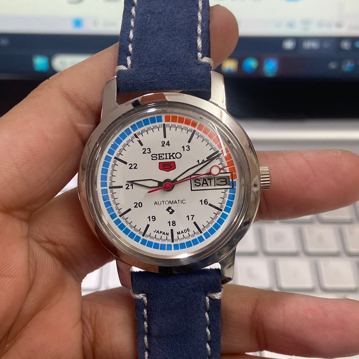 Vintage Mod Seiko 5 Automatic 17 Jewels Cal. 6309 White Face Blue Suede Band Day-Date Men's Wrist Watch D29