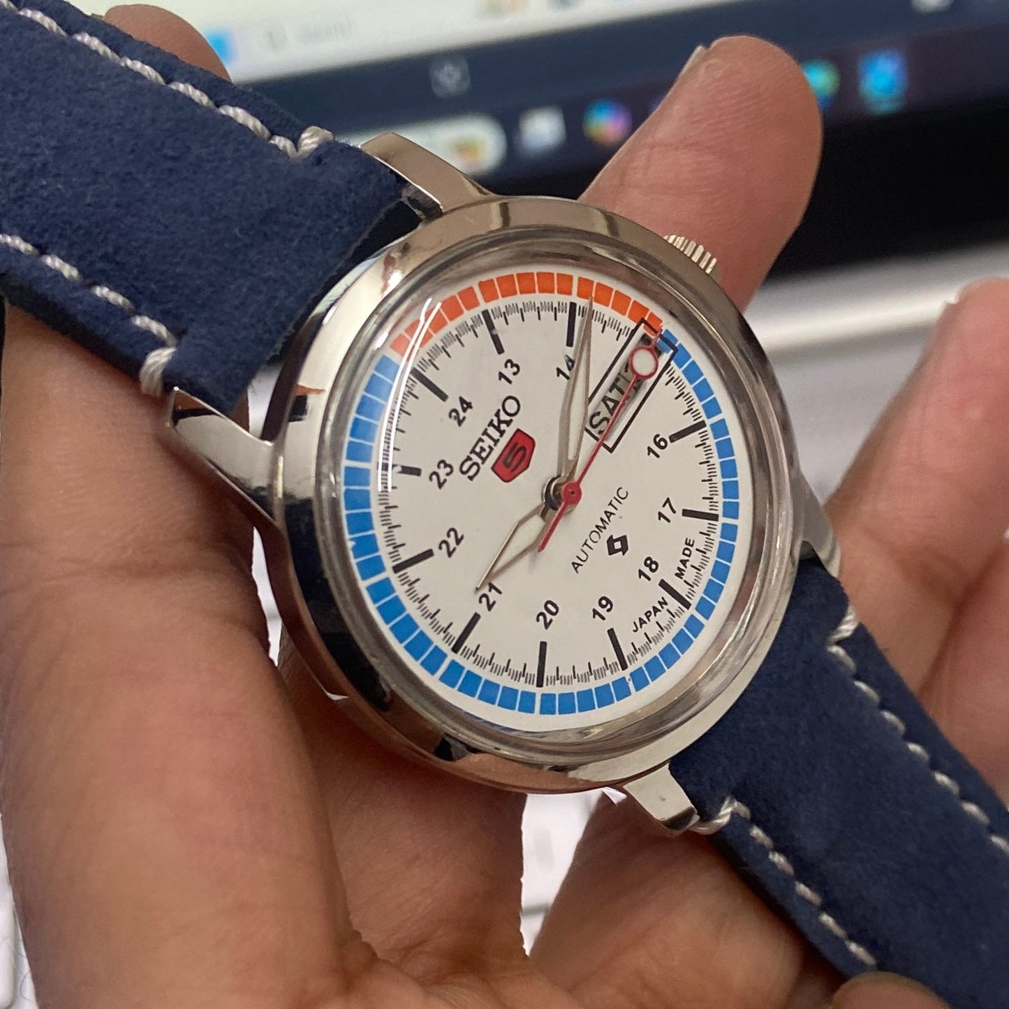 Vintage Mod Seiko 5 Automatic 17 Jewels Cal. 6309 White Face Blue Suede Band Day-Date Men's Wrist Watch D29