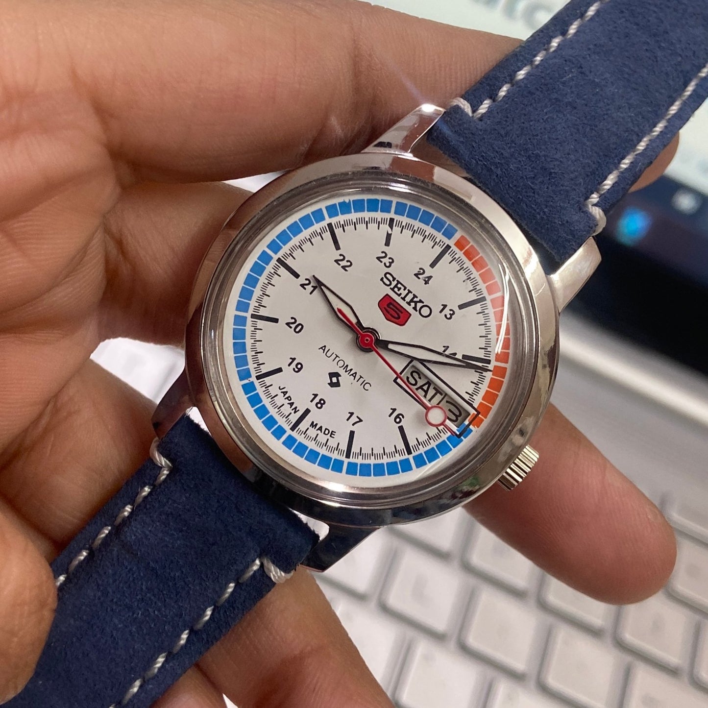 Vintage Mod Seiko 5 Automatic 17 Jewels Cal. 6309 White Face Blue Suede Band Day-Date Men's Wrist Watch D29