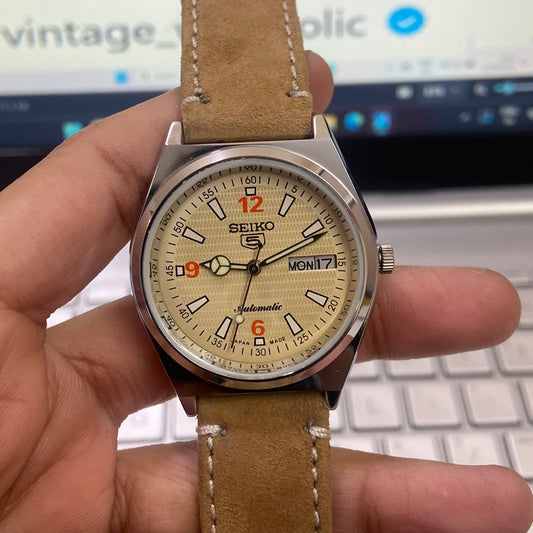 Vintage Mod Seiko 5 Automatic 17 Jewels Cal. 6309 Cream Face Brown Suede Band Day-Date Men's Wrist Watch D31