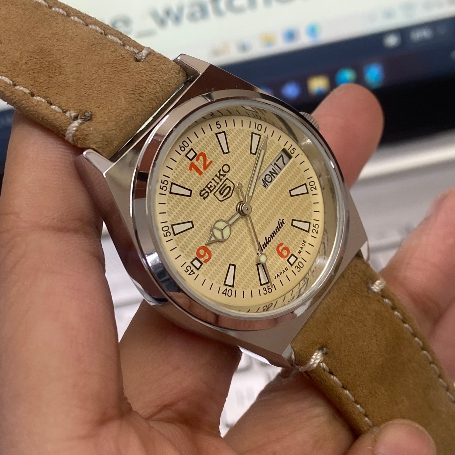 Vintage Mod Seiko 5 Automatic 17 Jewels Cal. 6309 Cream Face Brown Suede Band Day-Date Men's Wrist Watch D31