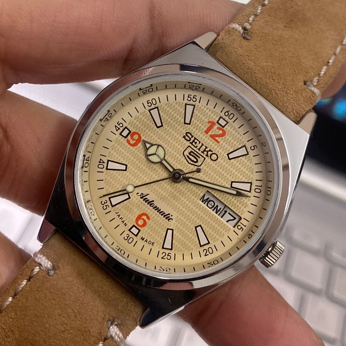 Vintage Mod Seiko 5 Automatic 17 Jewels Cal. 6309 Cream Face Brown Suede Band Day-Date Men's Wrist Watch D31