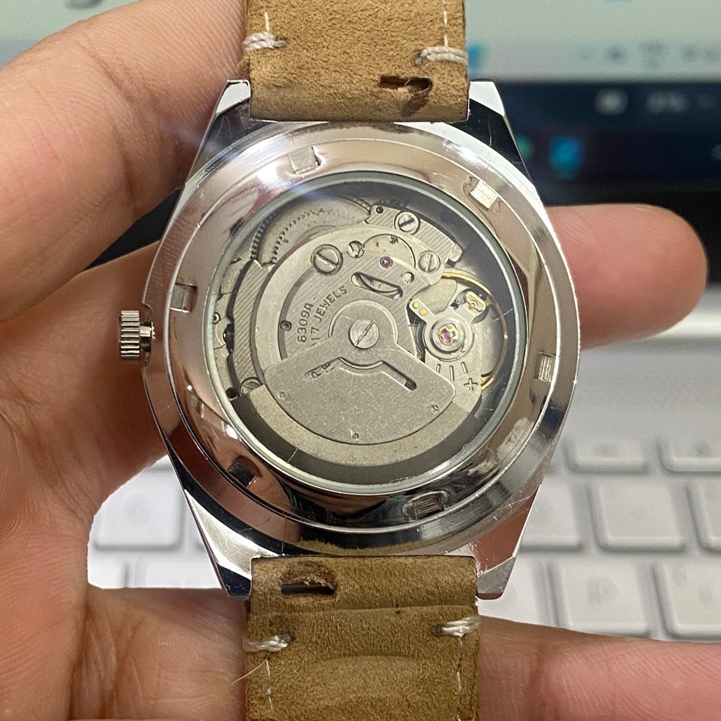Vintage Mod Seiko 5 Automatic 17 Jewels Cal. 6309 Cream Face Brown Suede Band Day-Date Men's Wrist Watch D31