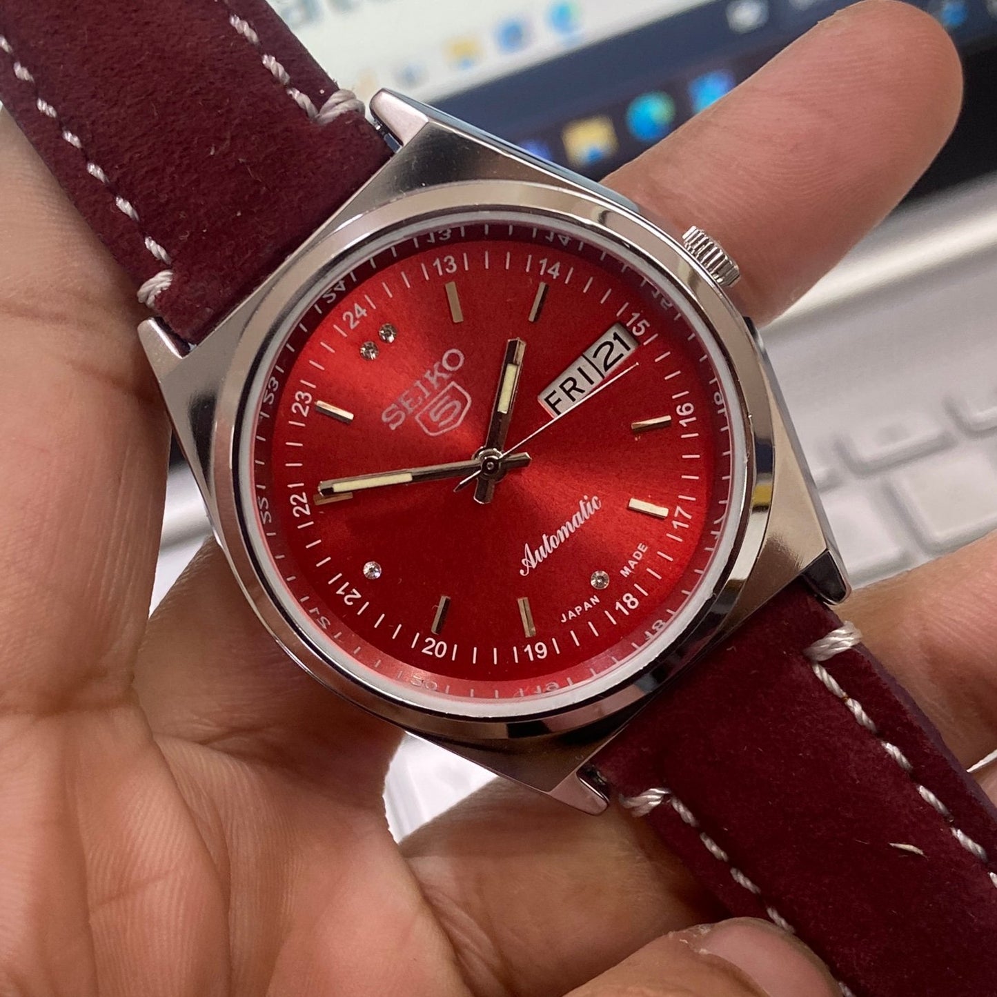Vintage Mod Seiko 5 Automatic 17 Jewels Cal. 6309 Red Face Red Suede Band Day-Date Men's Wrist Watch D33