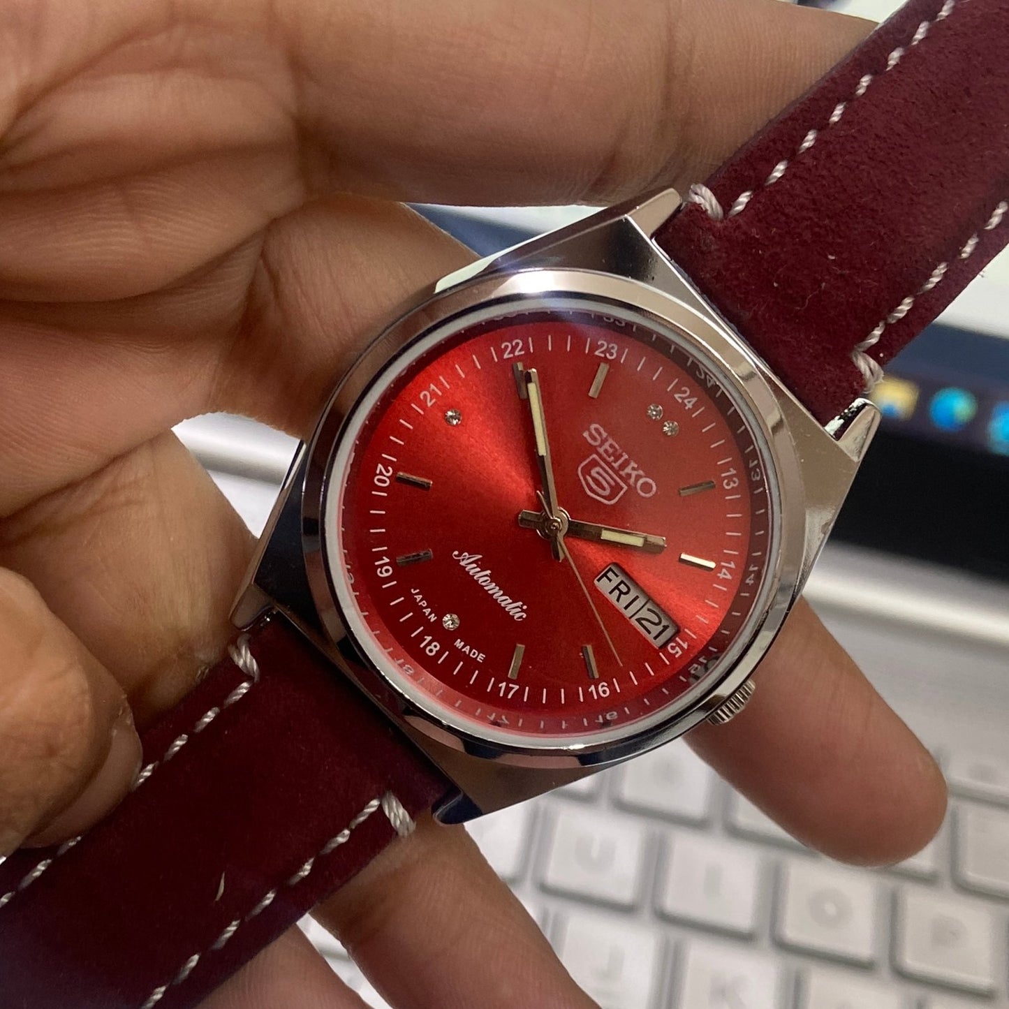 Vintage Mod Seiko 5 Automatic 17 Jewels Cal. 6309 Red Face Red Suede Band Day-Date Men's Wrist Watch D33