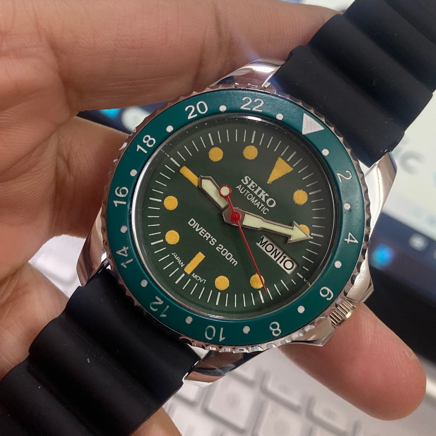 Vintage Seiko Diver Automatic Cal. 6349 23 Jewels Green Face Black Silicone Strap Rotating Bezel Men's Wrist Watch D36