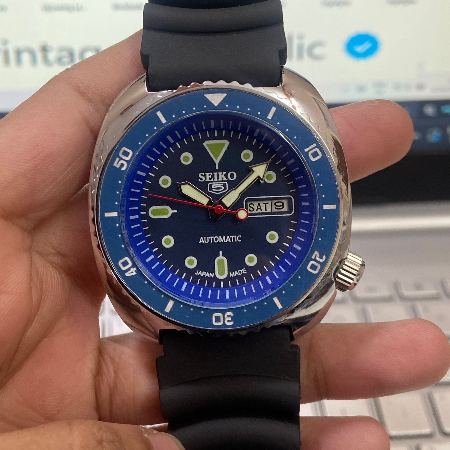 Vintage Seiko Turtle Automatic Blue Face Cal. 6309 Black Silicone Strap Day-Date Men's Wrist Watch D38