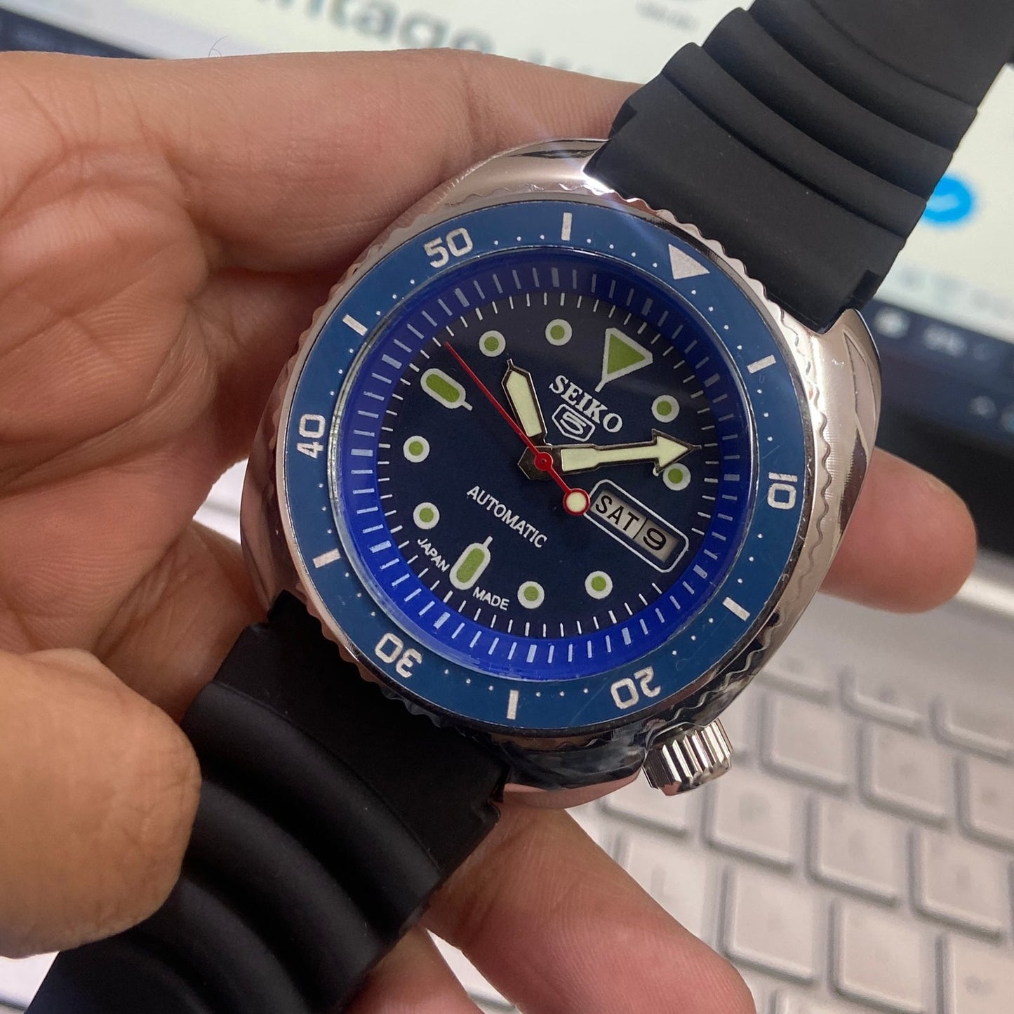 Vintage Seiko Turtle Automatic Blue Face Cal. 6309 Black Silicone Strap Day-Date Men's Wrist Watch D38