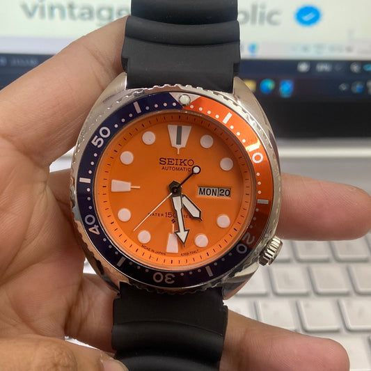 Vintage Seiko Turtle Automatic Orange Face Cal. 6309 Rotating Bezel Black Silicone Strap Day-Date Men's Wrist Watch D40