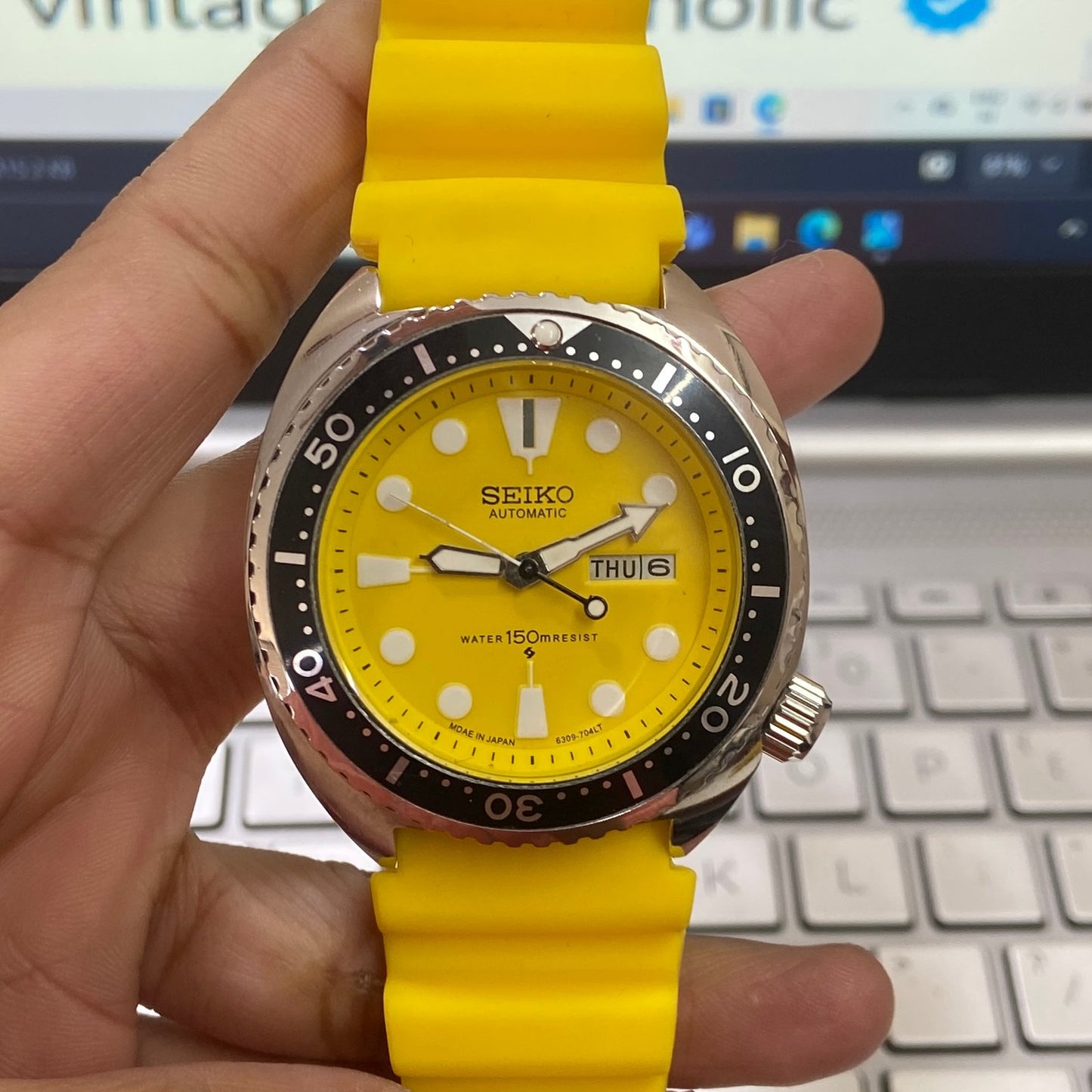 Vintage Seiko Turtle Yellow Face Cal. 6309 Rotating Bezel Yellow Silicone Strap Day-Date Men's Wrist Watch D41