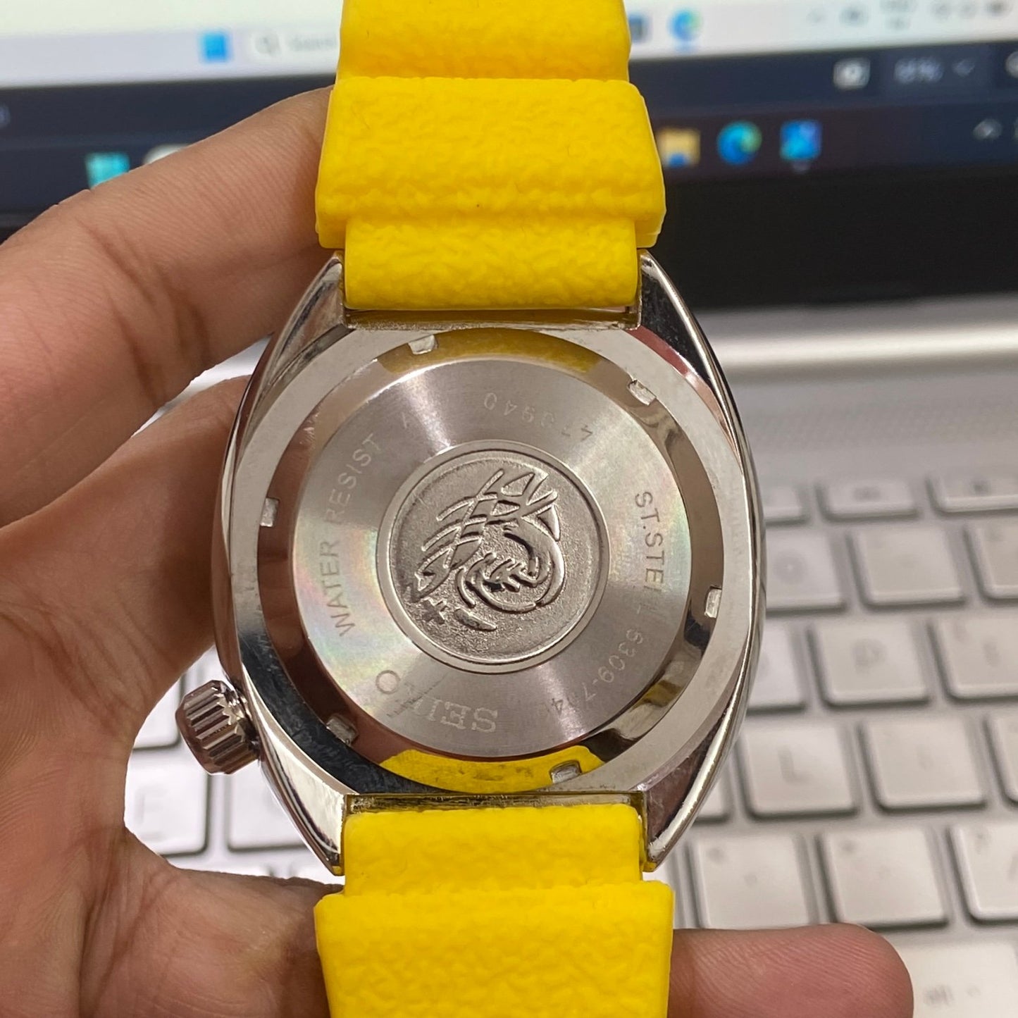 Vintage Seiko Turtle Yellow Face Cal. 6309 Rotating Bezel Yellow Silicone Strap Day-Date Men's Wrist Watch D41