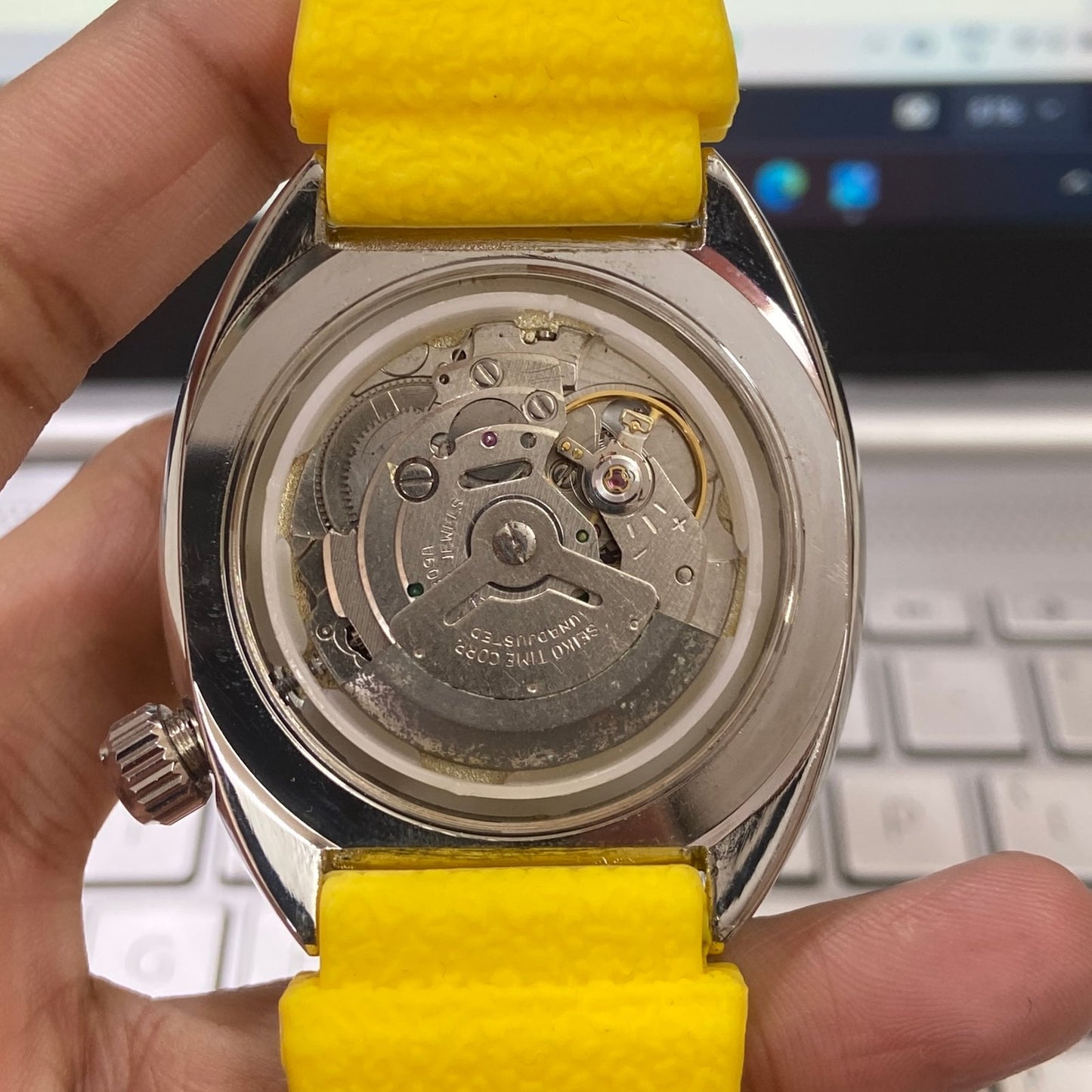 Vintage Seiko Turtle Yellow Face Cal. 6309 Rotating Bezel Yellow Silicone Strap Day-Date Men's Wrist Watch D41