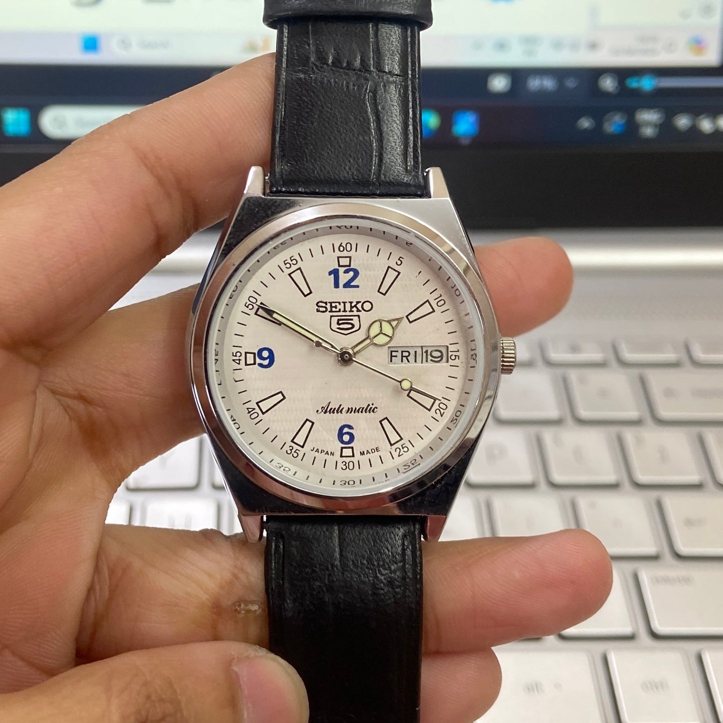 Vintage Seiko 5 Automatic 17 Jewels Cal. 6309 White Face Black Band Day-Date Men's Wrist Watch D45