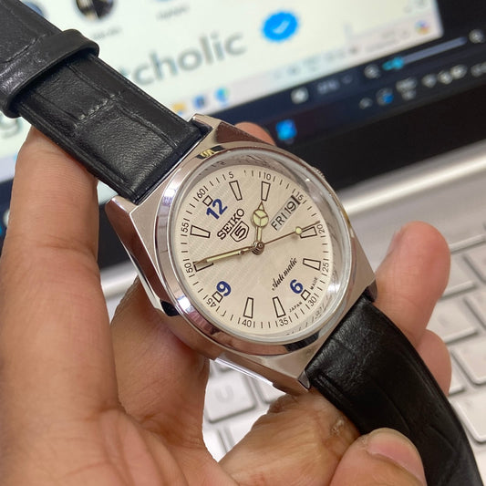 Vintage Seiko 5 Automatic 17 Jewels Cal. 6309 White Face Black Band Day-Date Men's Wrist Watch D45