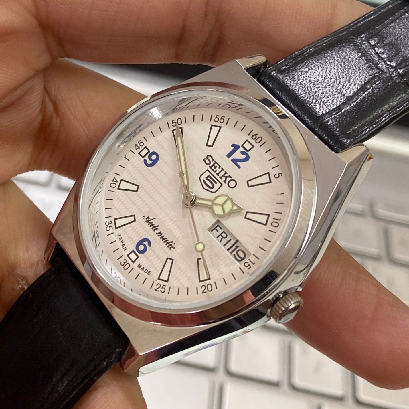 Vintage Seiko 5 Automatic 17 Jewels Cal. 6309 White Face Black Band Day-Date Men's Wrist Watch D45