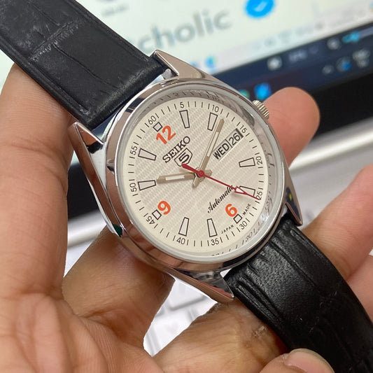 Vintage Seiko 5 Automatic 17 Jewels Cal. 6309 White Face Black Band Day-Date Men's Wrist Watch D46