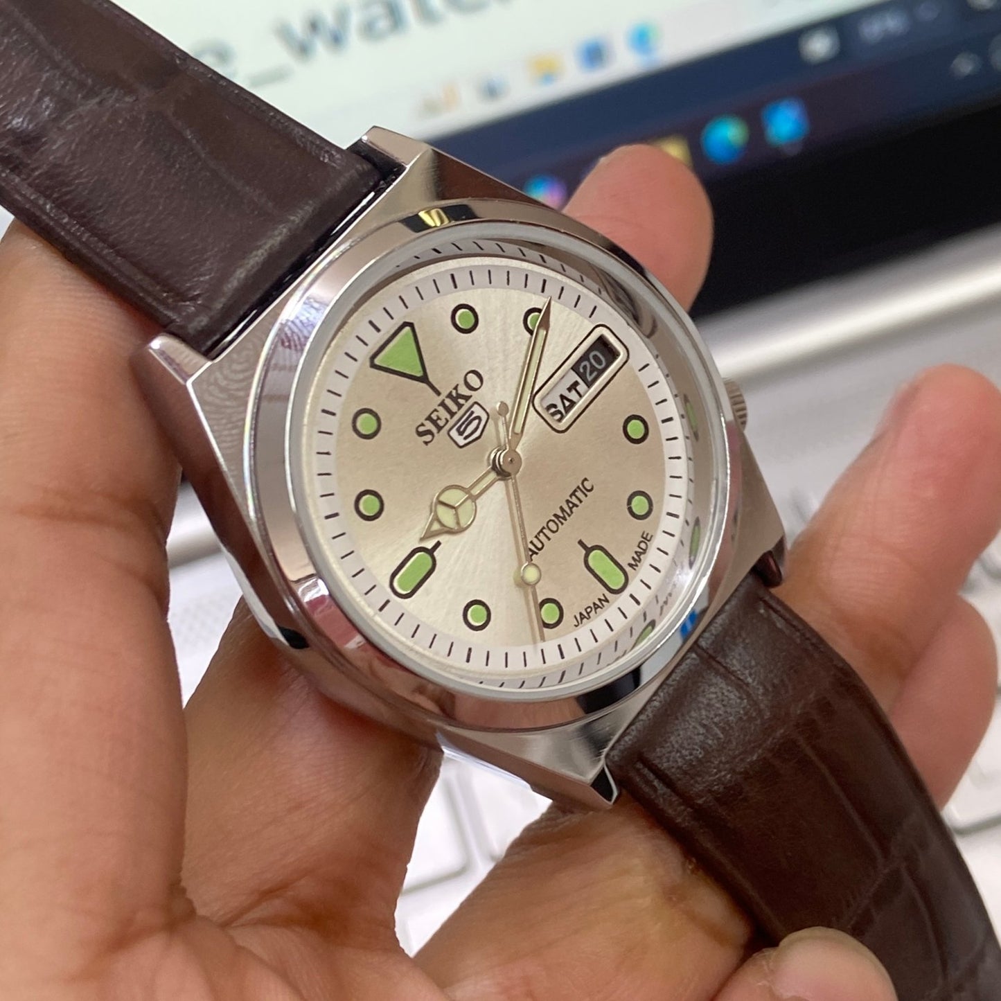 Vintage Seiko 5 Automatic 17 Jewels Cal. 6309 Silver Face Brown Band Day-Date Men's Wrist Watch D47