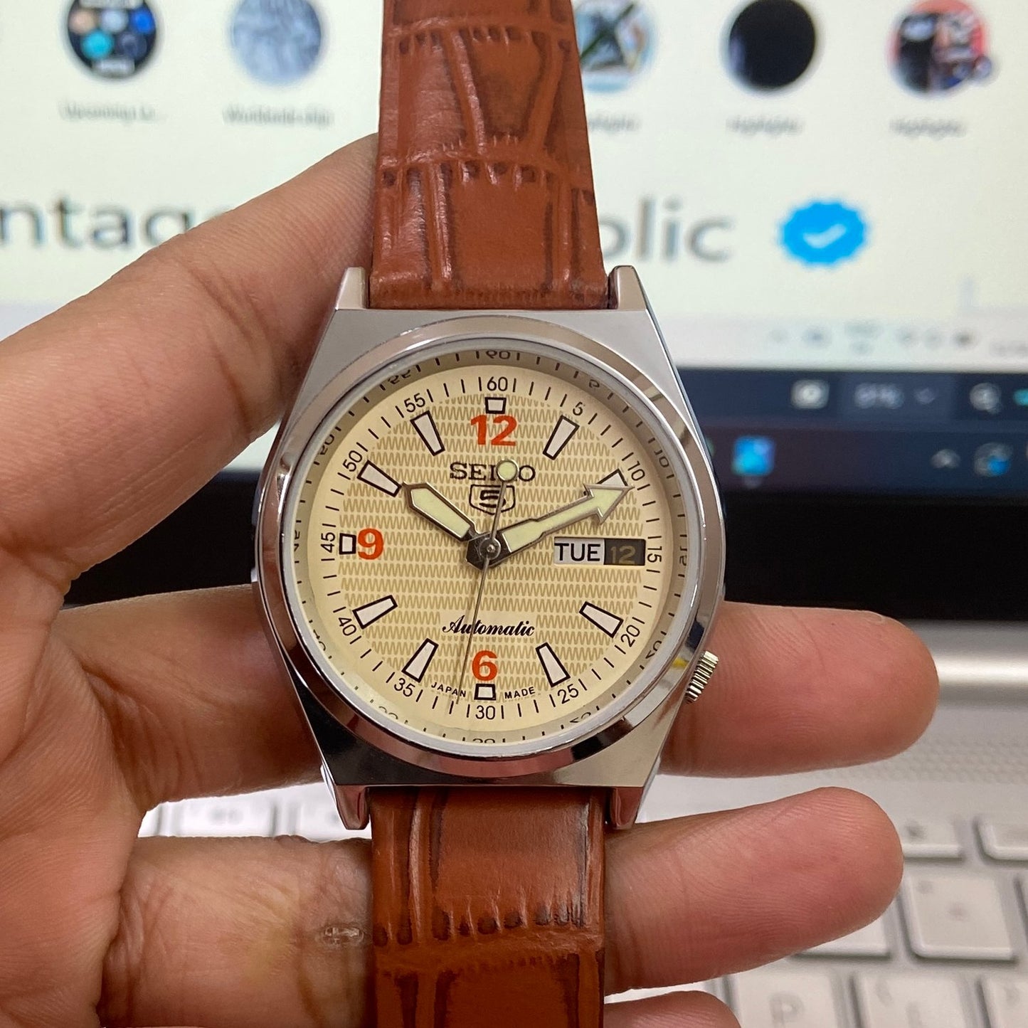 Vintage Seiko 5 Automatic 17 Jewels Cal. 6309 Cream Face Brown Band Day-Date Men's Wrist Watch D48