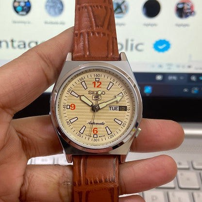 Vintage Seiko 5 Automatic 17 Jewels Cal. 6309 Cream Face Brown Band Day-Date Men's Wrist Watch D48