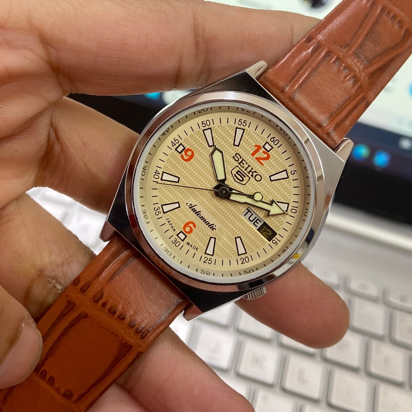 Vintage Seiko 5 Automatic 17 Jewels Cal. 6309 Cream Face Brown Band Day-Date Men's Wrist Watch D48