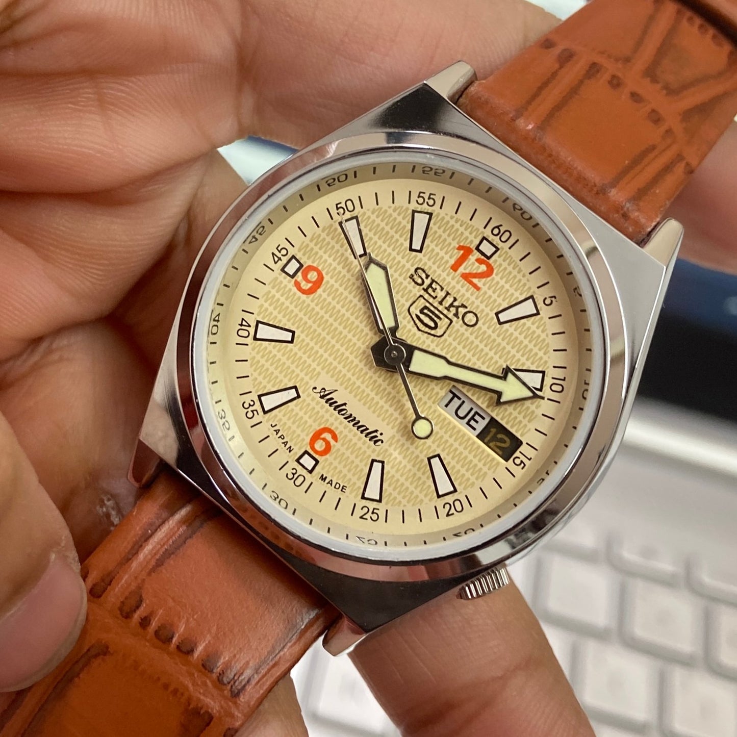 Vintage Seiko 5 Automatic 17 Jewels Cal. 6309 Cream Face Brown Band Day-Date Men's Wrist Watch D48