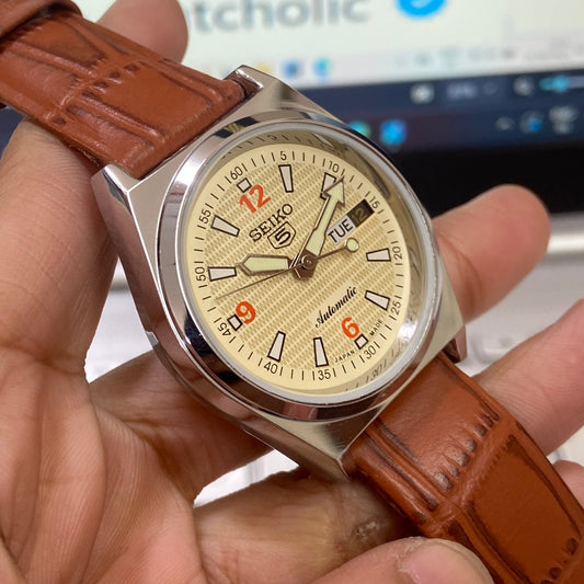 Vintage Seiko 5 Automatic 17 Jewels Cal. 6309 Cream Face Brown Band Day-Date Men's Wrist Watch D48
