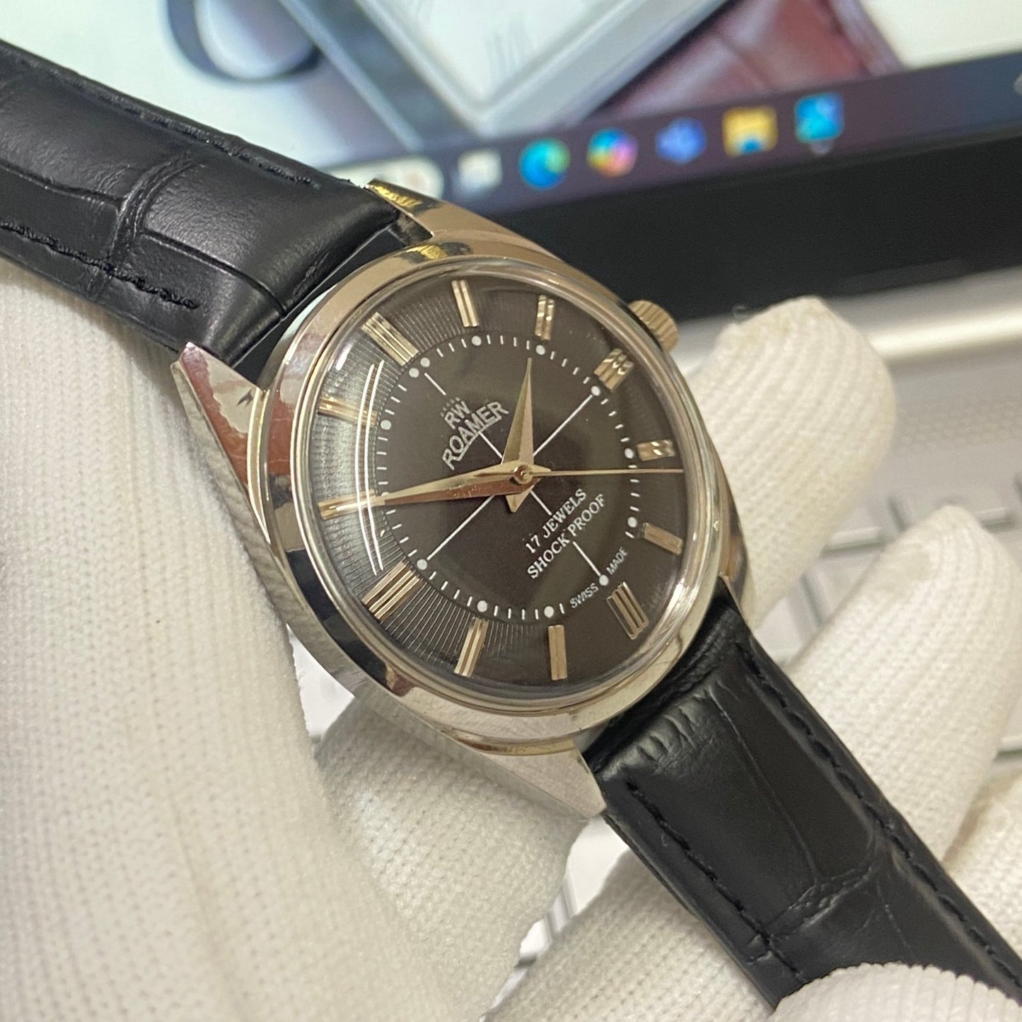 Vintage Roamer Black Face Silver Case Mechanical Hand Winding 17 jewels Black Leather Strap Men's Wrist Watch D53