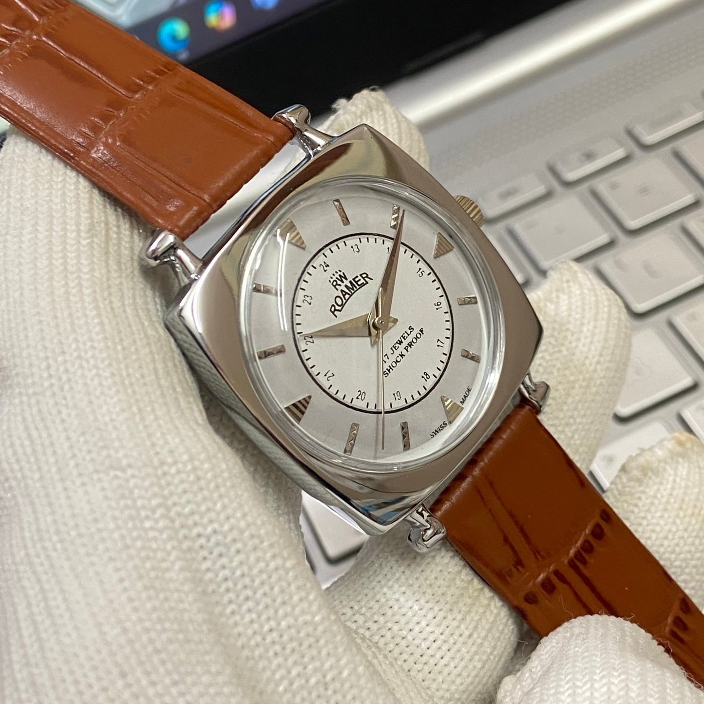 Vintage Roamer white Face Silver Case Mechanical Hand Winding 17 jewels Brown Leather Strap Men's Wrist Watch D58