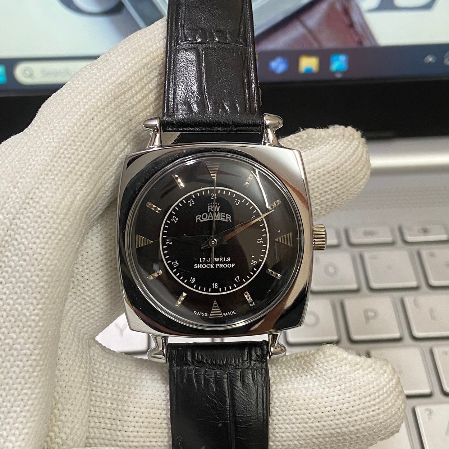 Vintage Roamer Black Face Silver Case Mechanical Hand Winding 17 jewels Black Leather Strap Men's Wrist Watch D60
