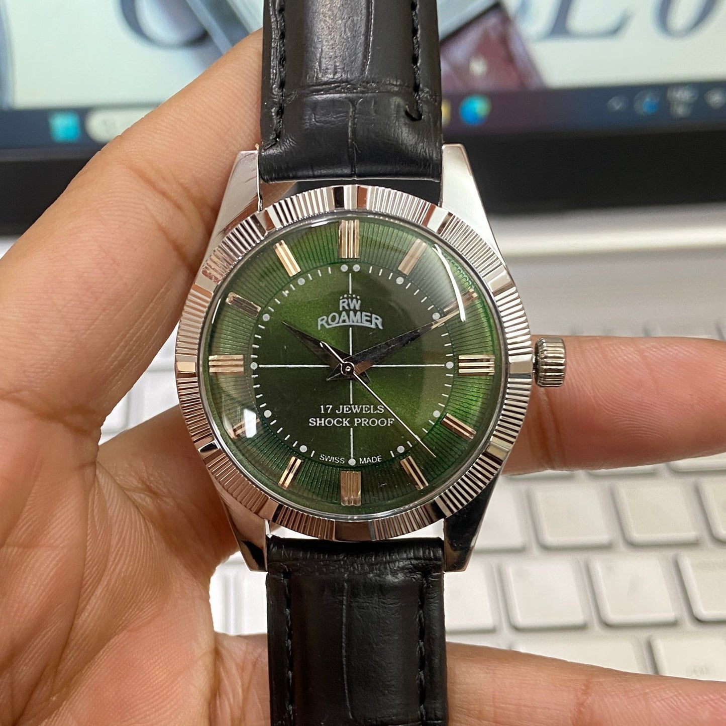 Vintage Roamer Green Face Silver Case Mechanical Hand Winding 17 jewels Fluted Bezel Black Band Men's Wrist Watch D75