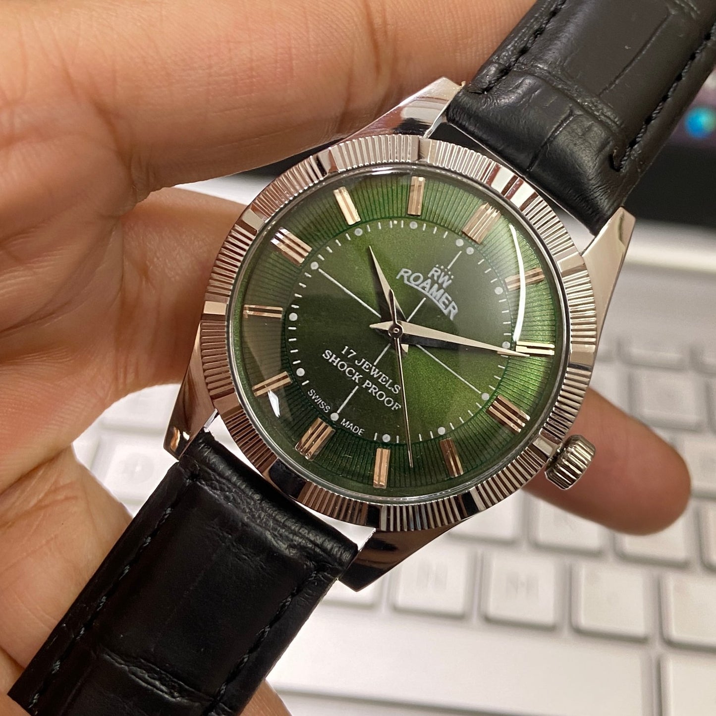 Vintage Roamer Green Face Silver Case Mechanical Hand Winding 17 jewels Fluted Bezel Black Band Men's Wrist Watch D75