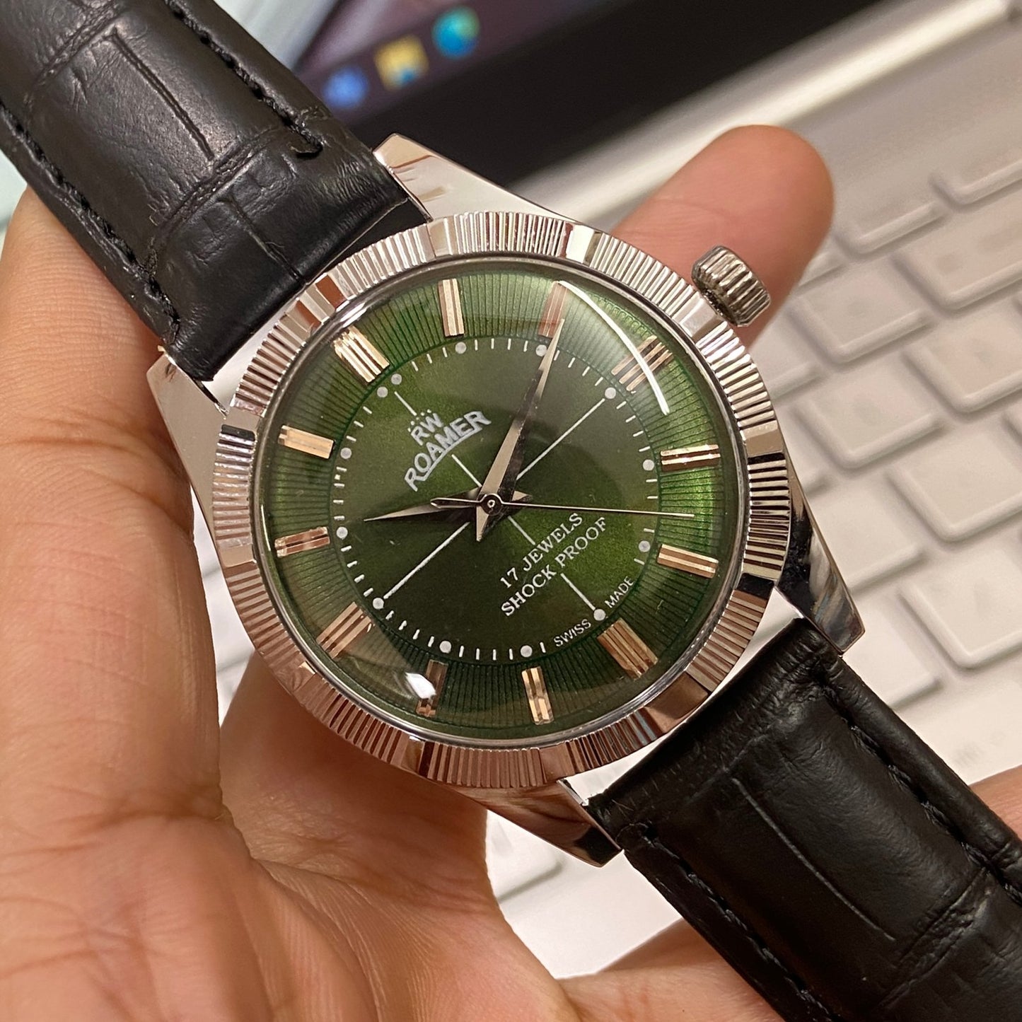 Vintage Roamer Green Face Silver Case Mechanical Hand Winding 17 jewels Fluted Bezel Black Band Men's Wrist Watch D75