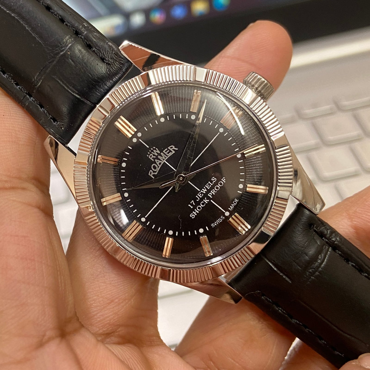 Vintage Mod Roamer Black Face Silver Case Mechanical Hand Winding 17 jewels Fluted Bezel Black Band Men's Wrist Watch D76