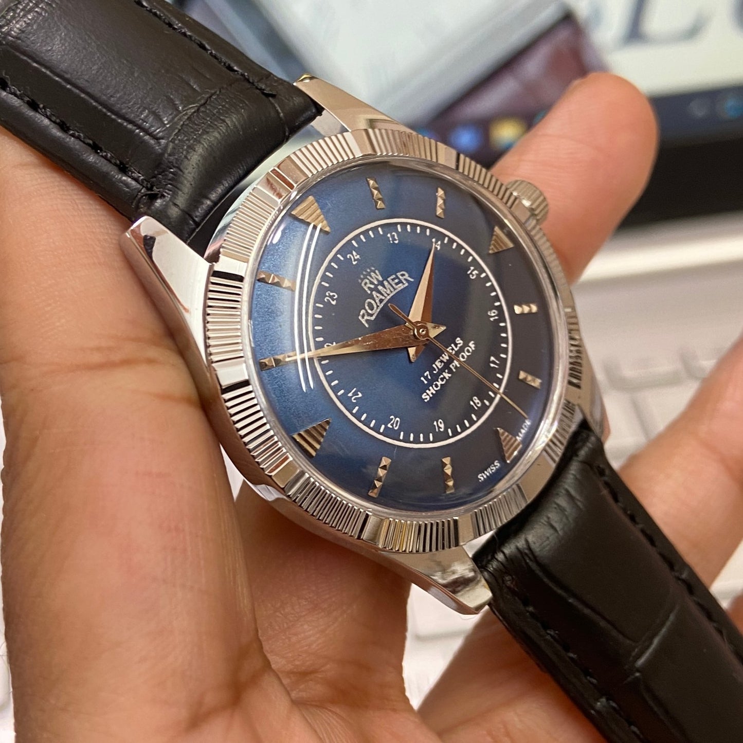 Vintage Roamer Blue Face Silver Case Mechanical Hand Winding 17 jewels Fluted Bezel Black Band Men's Wrist Watch D77